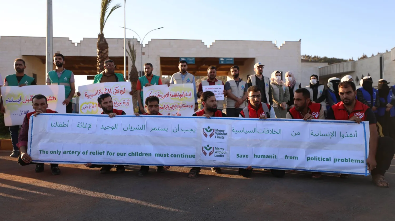 منظمات غير حكومية خلال احتجاج على رفض روسيا تمديد إدخال المساعدات عبر الحدود السورية 17 يوليو (إ.ب.أ)