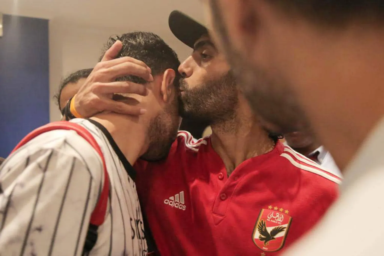 حسين الشحات لاعب الأهلي المصري خلال اعتذاره للاعب بيراميدز محمد الشيبي (تويتر)