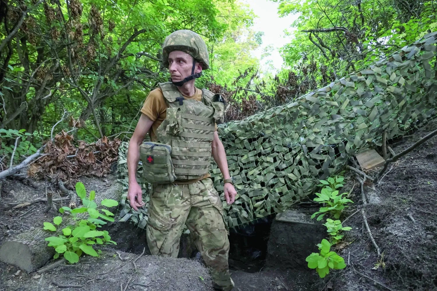 جندي أوكراني قرب الجبهة الأمامية في منطقة دونيتسك الأحد (رويترز)