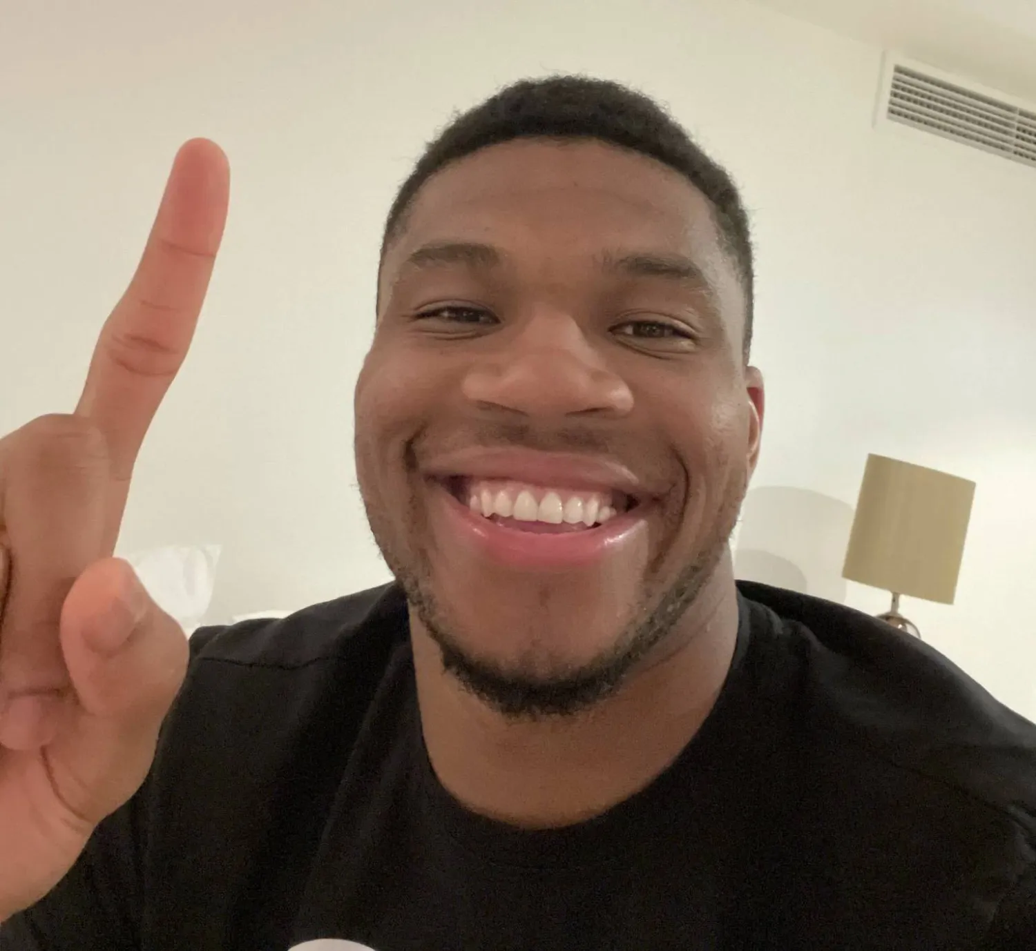 صورة لنجم كرة السلة يانيس أنتيتوكونمبو أرفقها مع تغريدته على «تويتر»