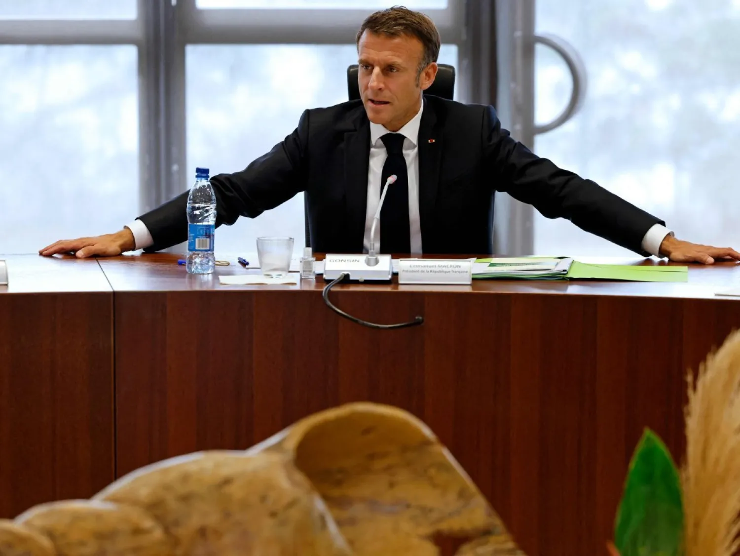 الرئيس الفرنسي إيمانويل ماكرون يخاطب مجلس الشيوخ المحلي في نوميا (أ.ف.ب)