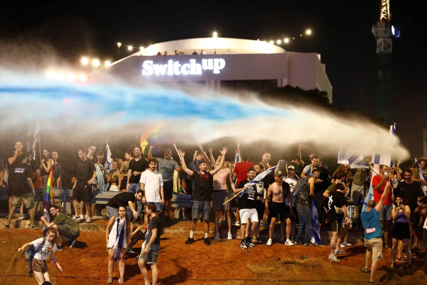 الشرطة تستخدم خراطيم المياه ضد متظاهرين أغلقوا طريق أيالون السريعة بتل أبيب مساء الاثنين (رويترز)