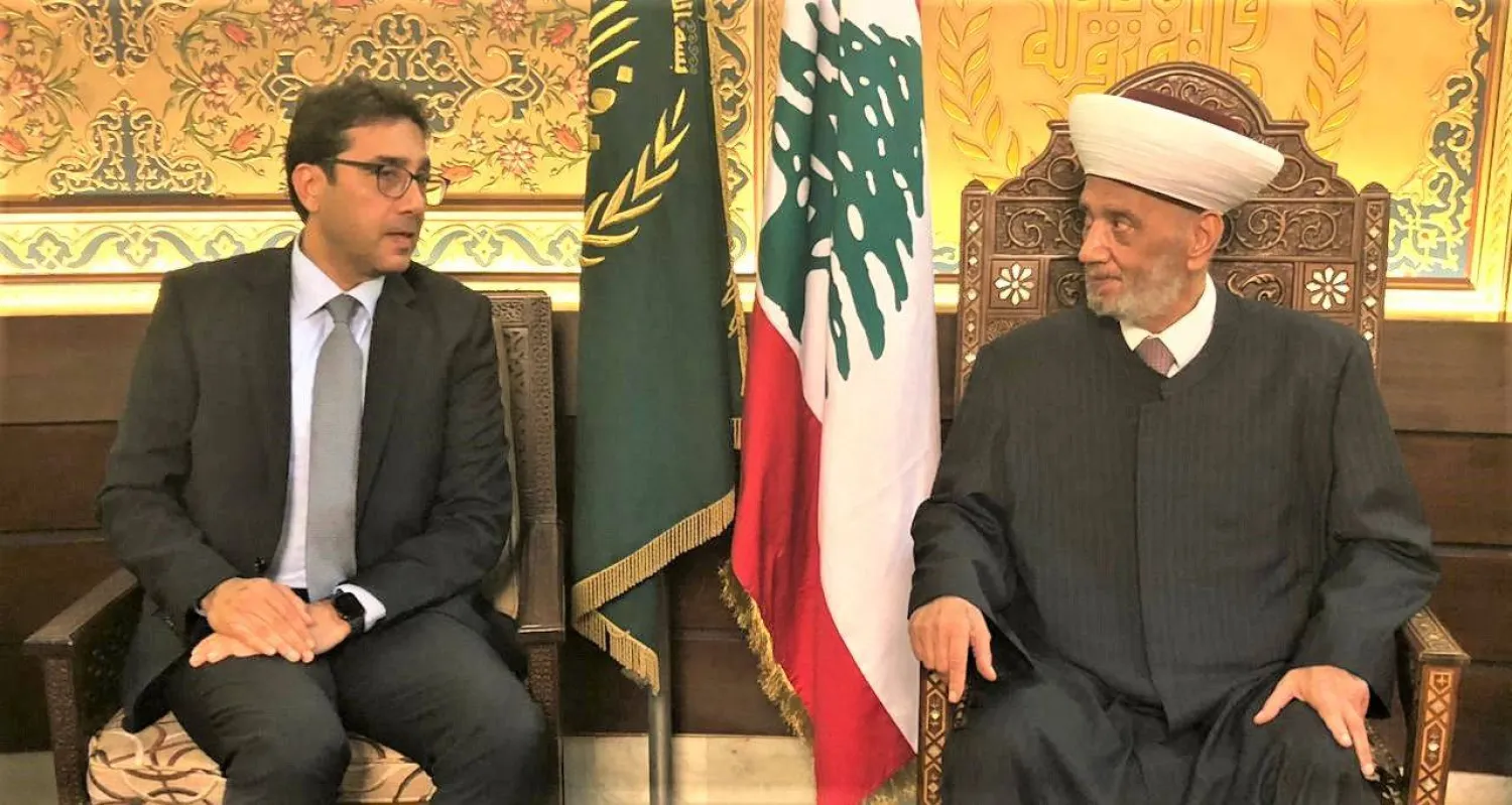 المفتي دريان مستقبلاً النائب الثالث لحاكم مصرف لبنان وعضو المجلس الشرعي الإسلامي المهندس عبد الله شاهين (موقع دار الفتوى)