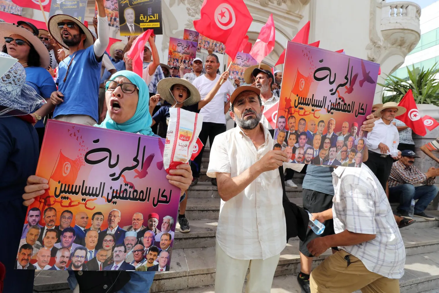 متظاهرون يطالبون بالإفراج الفوري عن المعتقلين السياسيين (إ.ب.أ)