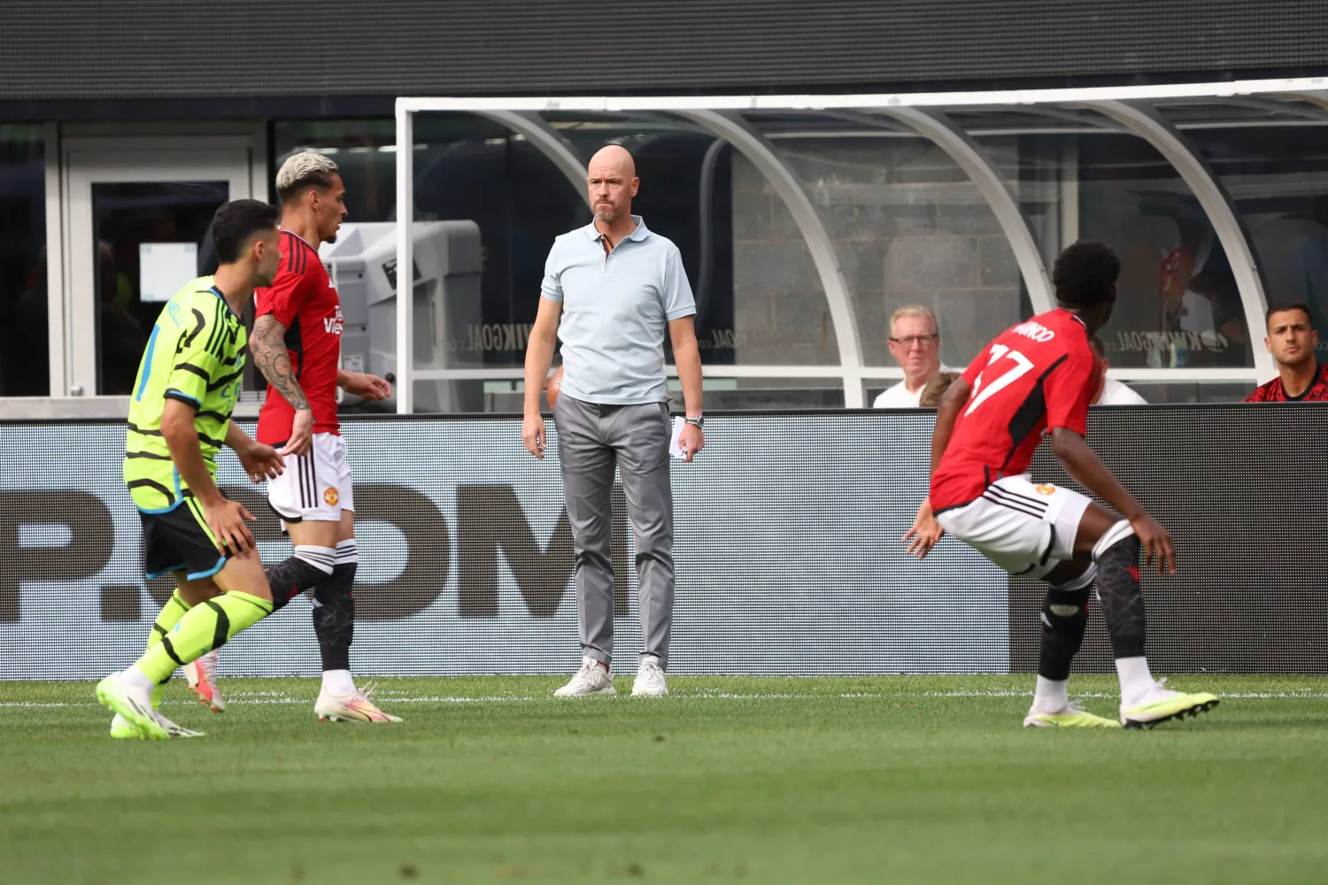 تن هاغ يراقب لاعبي يونايتد خلال مواجهة ارسنال بالمعسكر الاميركي ( د ب ا)