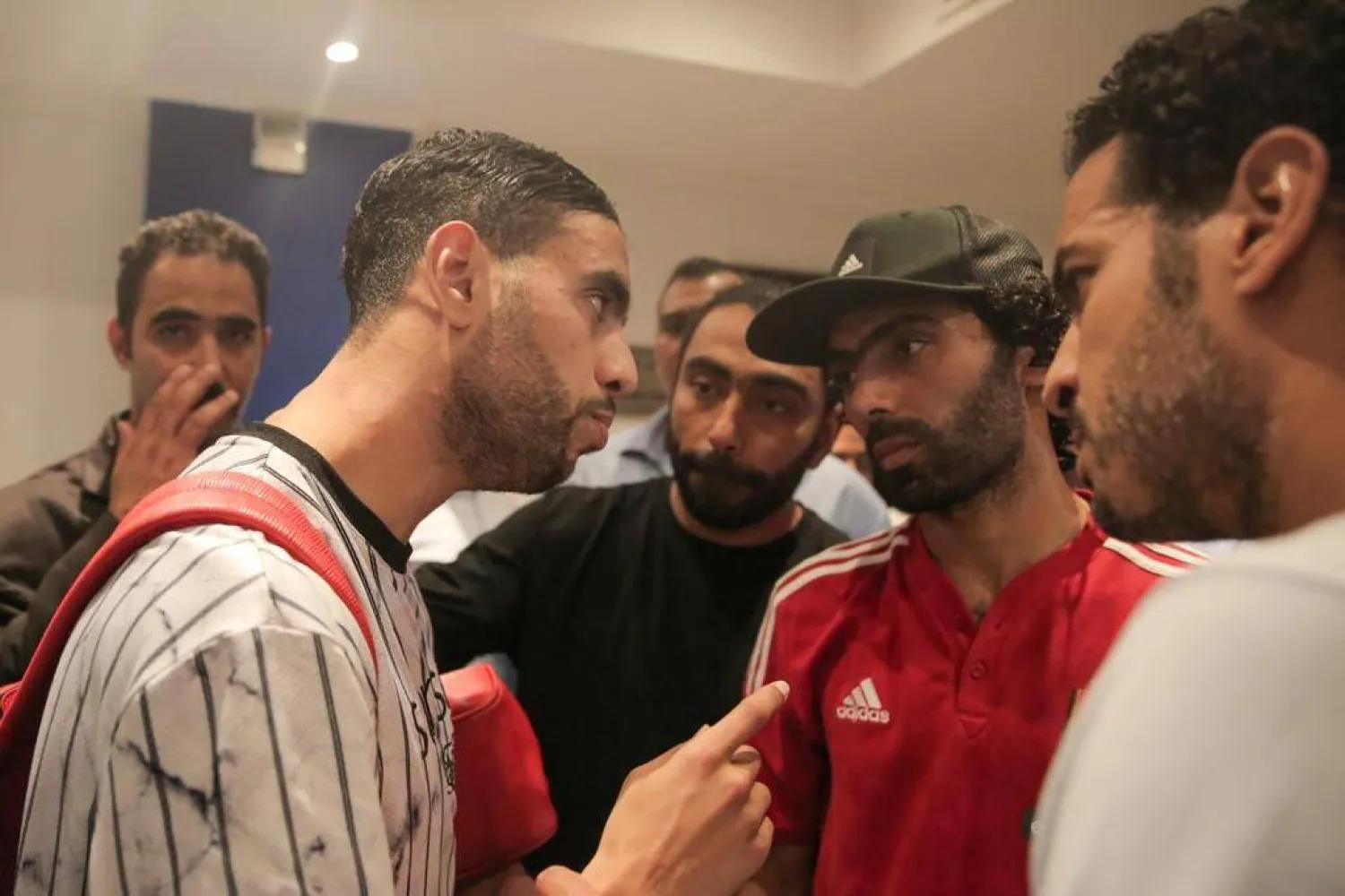 الشحات لدى اعتذاره للاعب المغربي محمد الشيبي (الشرق الأوسط)