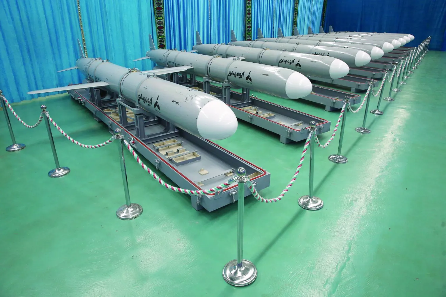 
صاروخ كروز «أبو مهدي» خلال مراسم عرضه في طهران أمس (رويترز)