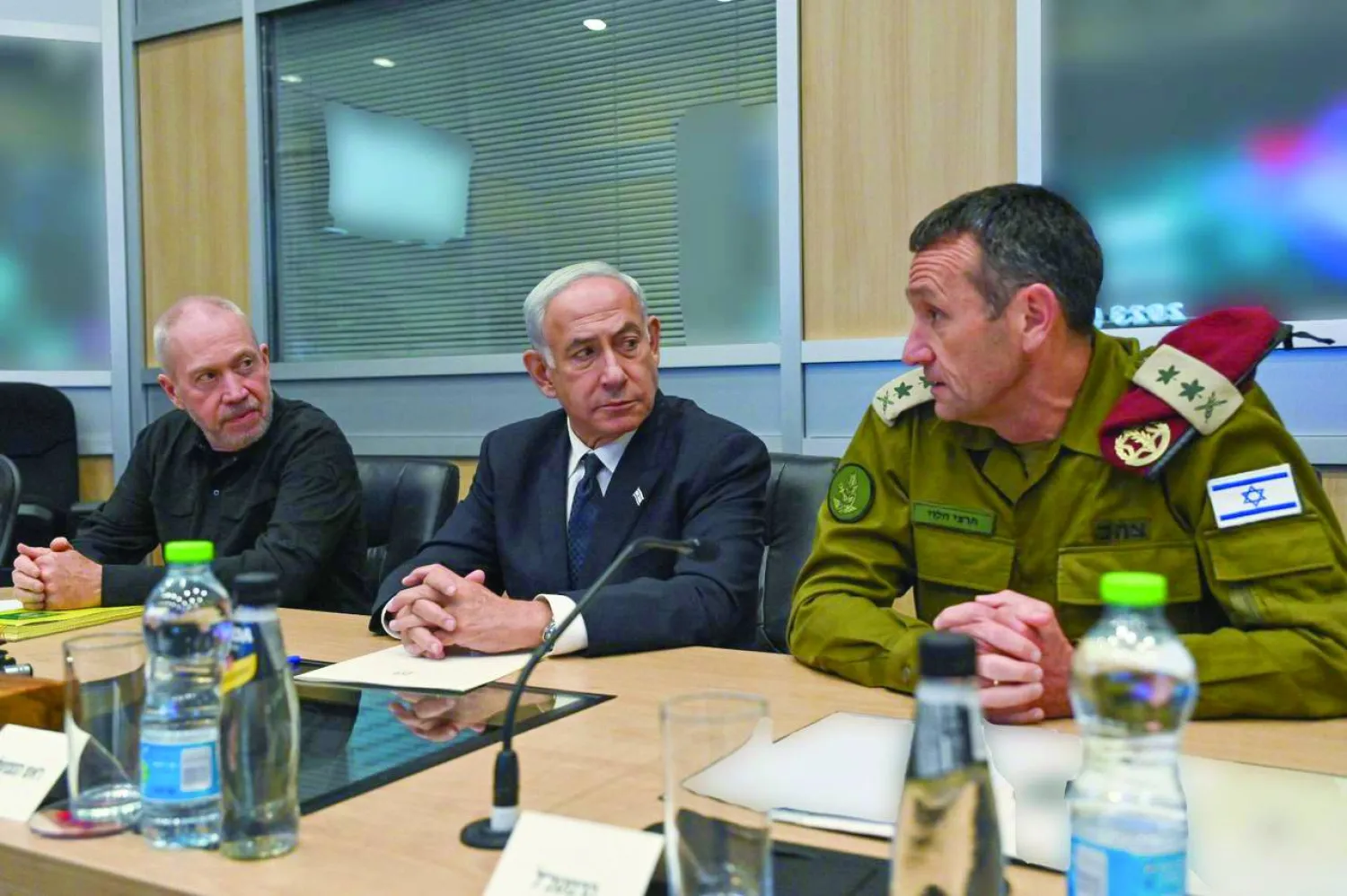 
نتنياهو يستمع إلى رئيس أركان الجيش هرتسي هليفي في اجتماع الشهر الماضي (الحكومة الإسرائيلية)