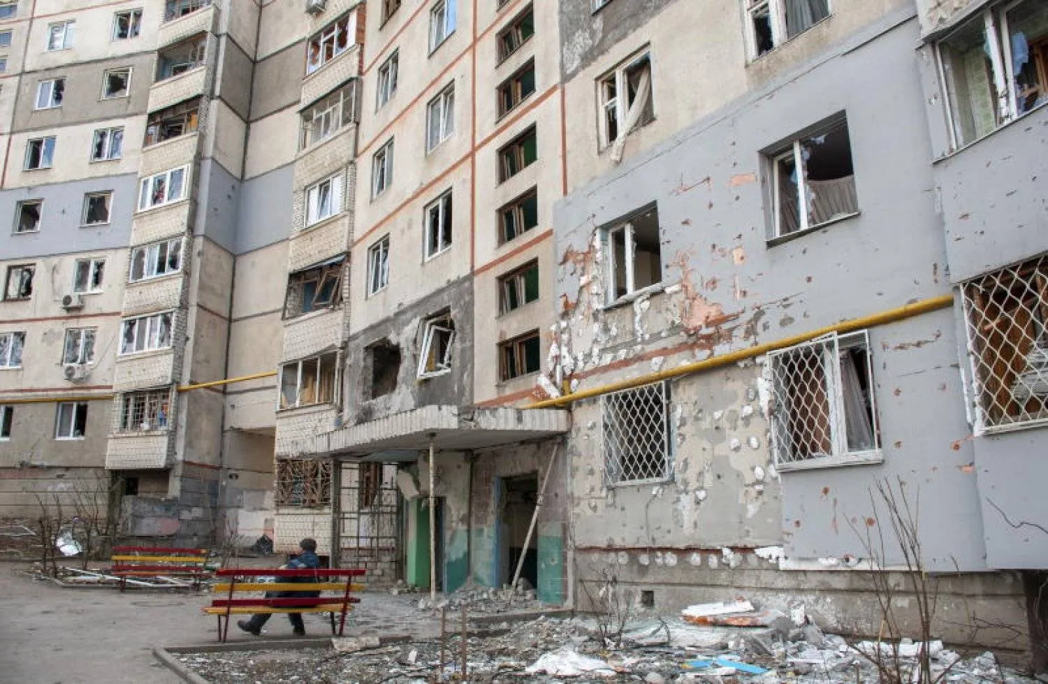 مبنى سكني دمره القصف في مدينة خاركيف (إ.ب.أ)