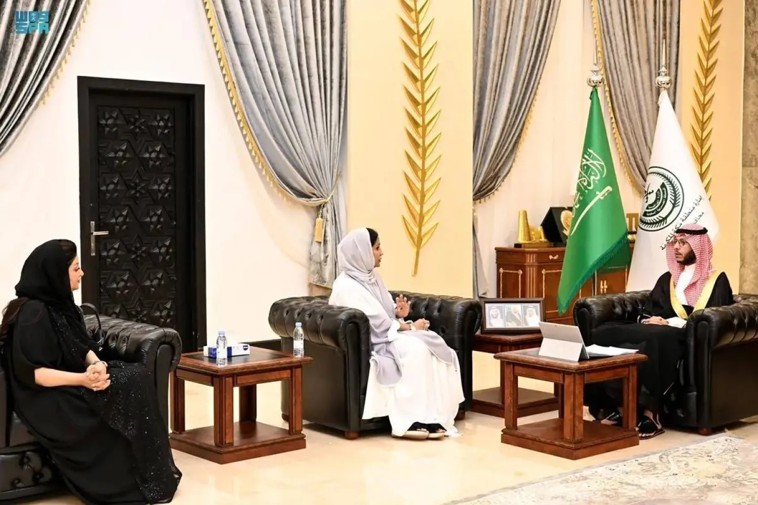 الأمير سعود بن نهار بن سعود يستمع إلى شرح حول «ملتقى الطائف للاستثمار» (واس)