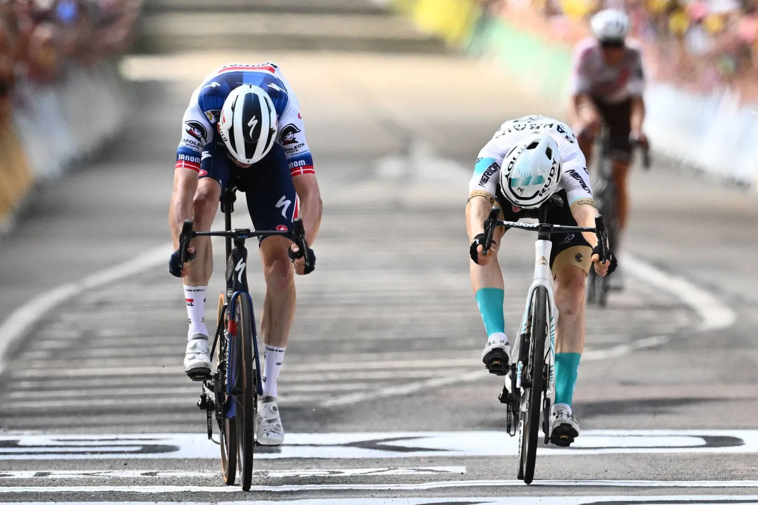 إيقاف فريق البحرين بسبب حادث تصادم جماعي (أ.ف.ب)