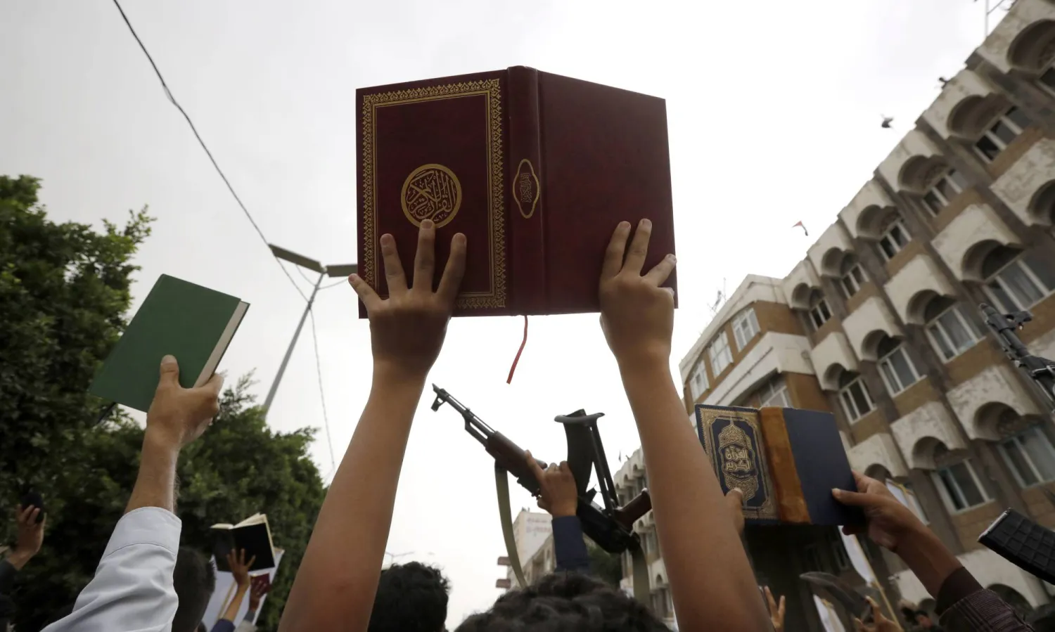 مسلم يحمل نسخة من القرآن الكريم خلال تظارة في صنعاء تنديدا بحرق المصحف في كوبنهاغن (إ.ب.أ)