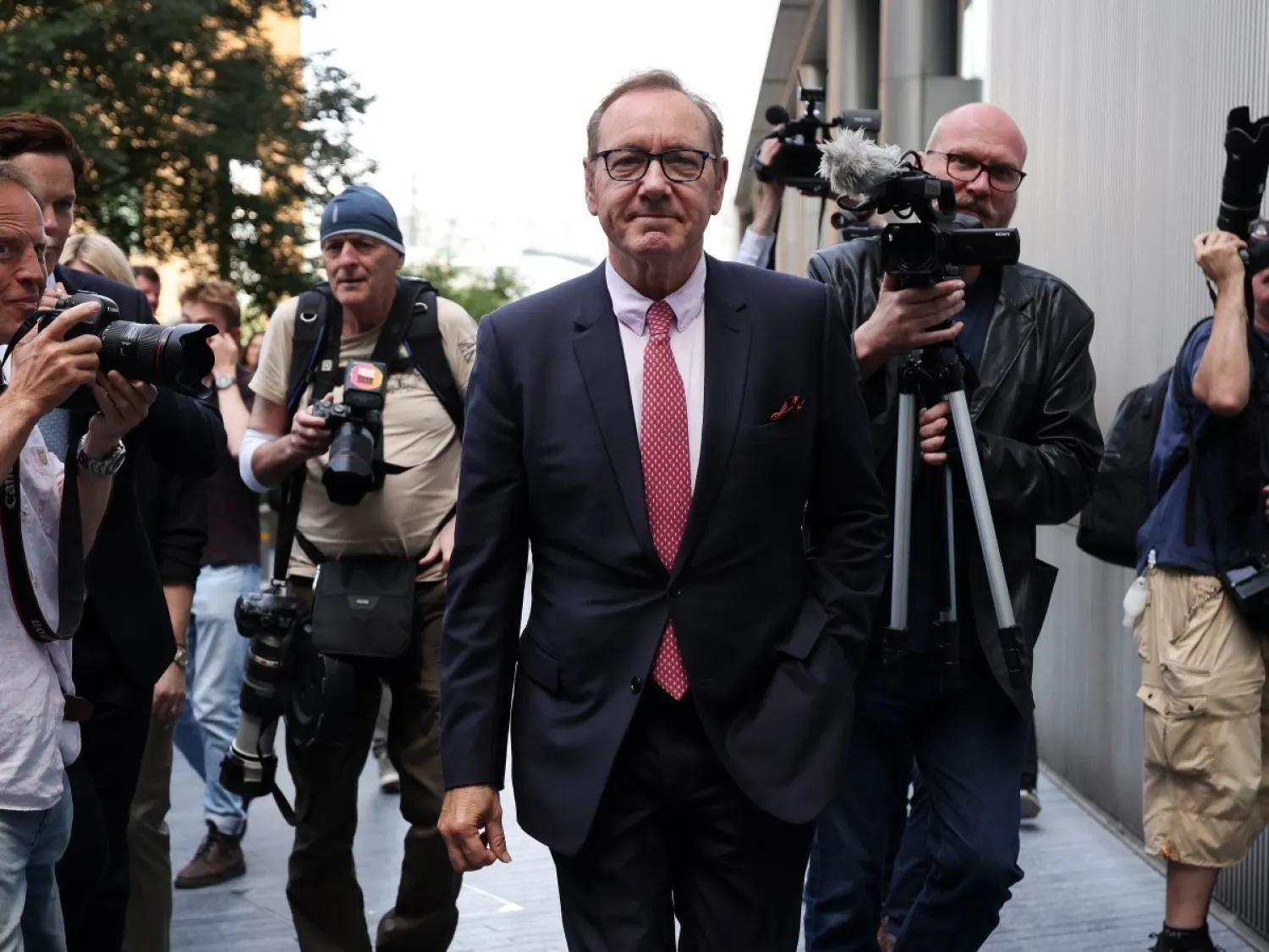 سبايسي بعد خروجه من قاعة المحكمة في لندن اليوم (إ.ب.أ)