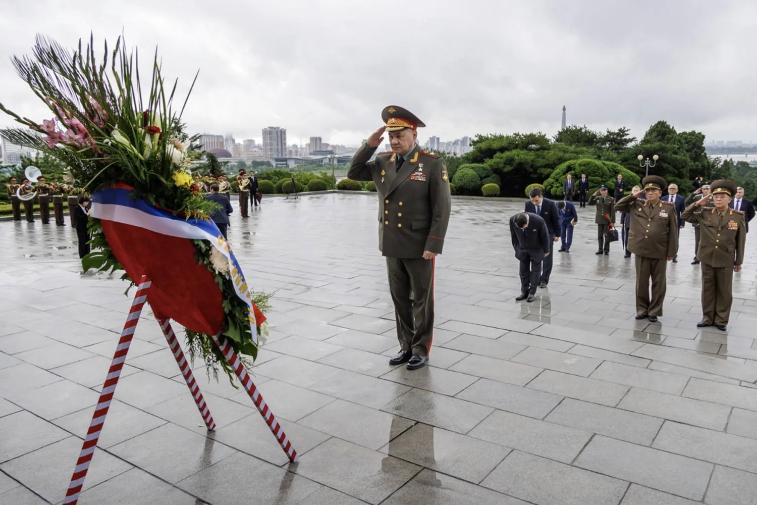 وزير الدفاع الروسي سيرغي شويغو يؤدي التحية العسكرية بعد وضعه إكليلاً عند نصب التحرير في بيونغ يانغ الأربعاء (إ.ب.أ)