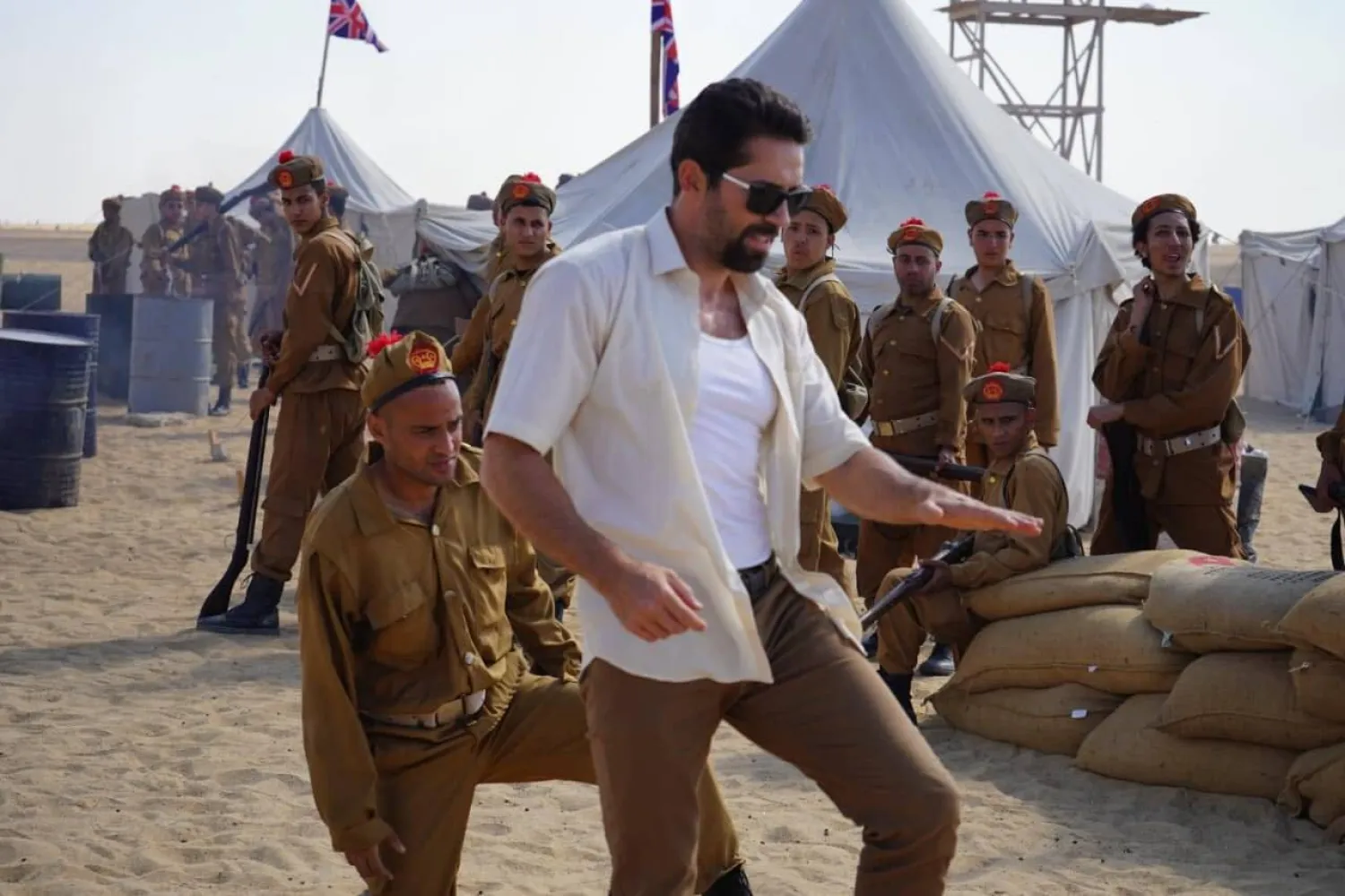 الممثل البريطاني سكوت أدكنز في لقطة من «مطرح مطروح» (الشركة المنتجة)