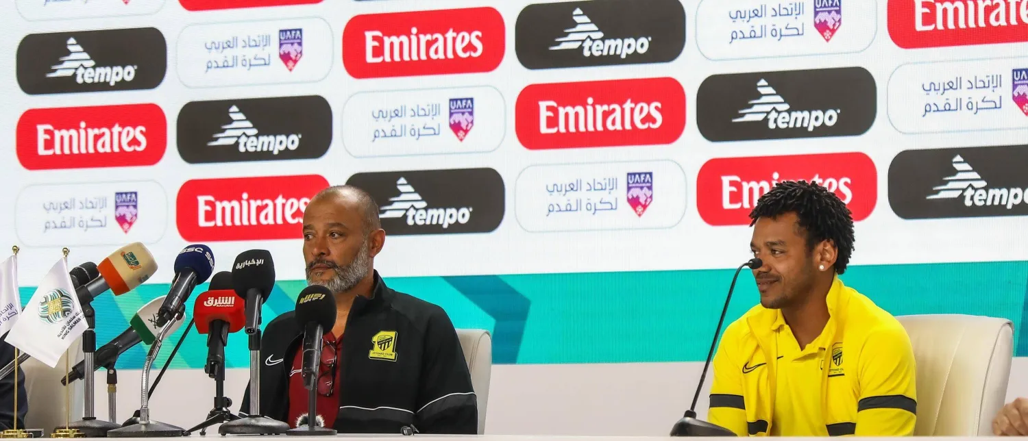 سانتو ورومارينهو ينصتان لأسئلة الإعلاميين خلال المؤتمر الصحافي (نادي الاتحاد)