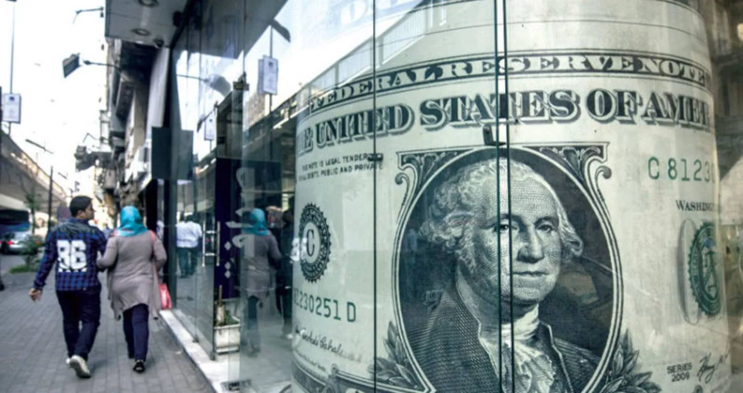 مصريون أمام إحدى شركات الصرافة  (أ.ف.ب)