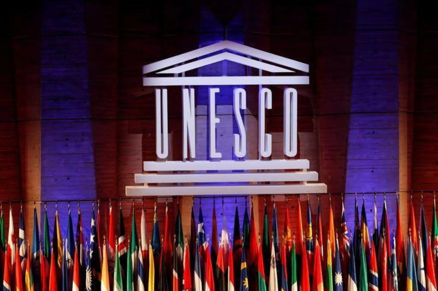 UNESCO logosu, 30 Ekim 2017 tarihinde Fransa'nın başkenti Paris'teki Birleşmiş Milletler Eğitim, Bilim ve Kültür Örgütü (UNESCO) Genel Konferansı'nın 39. oturumunun açılışı sırasında görülüyor (Reuters)