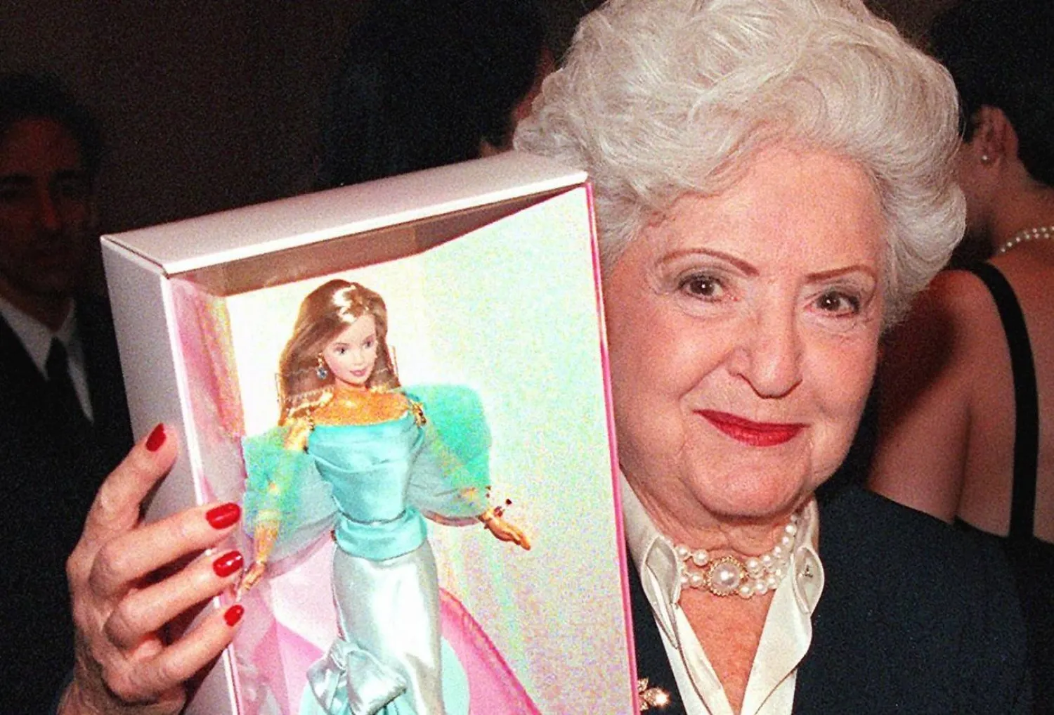 روث هاندلر تستعرض واحدة من الدمى في مؤتمر صحافي بمناسبة مرور 40 عاماً على إطلاق «باربي» (غيتي)
