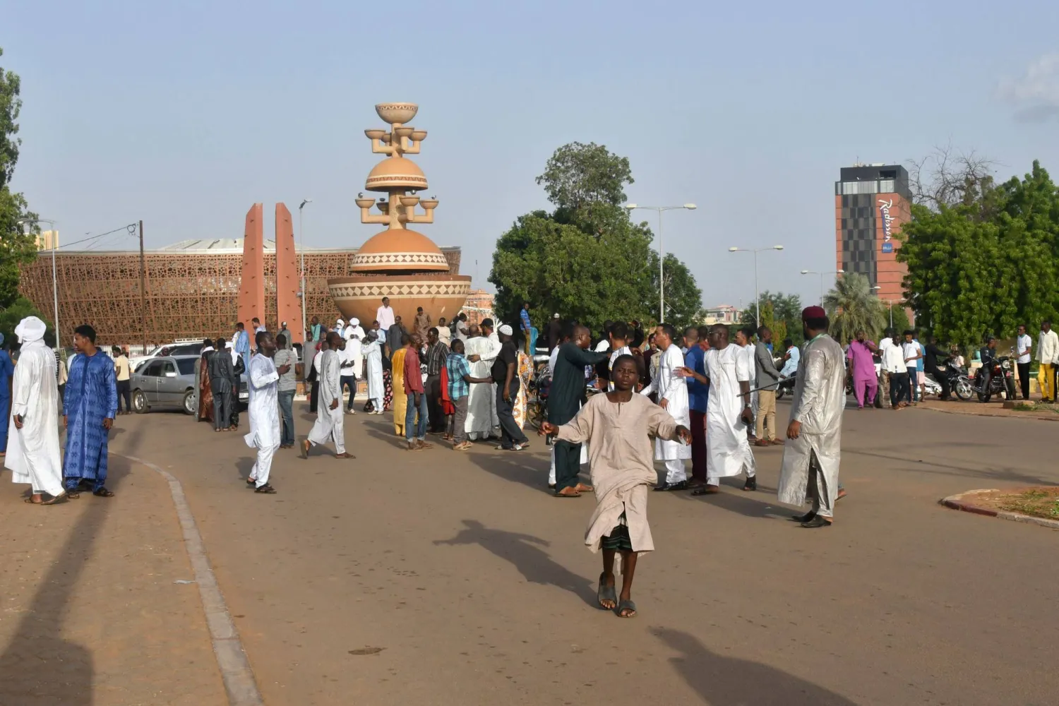 متظاهرون يتجمعون للاحتجاج على احتجاج الرئيس بازوم من قبل الحرس الرئاسي في نيامي (أ.ف.ب)