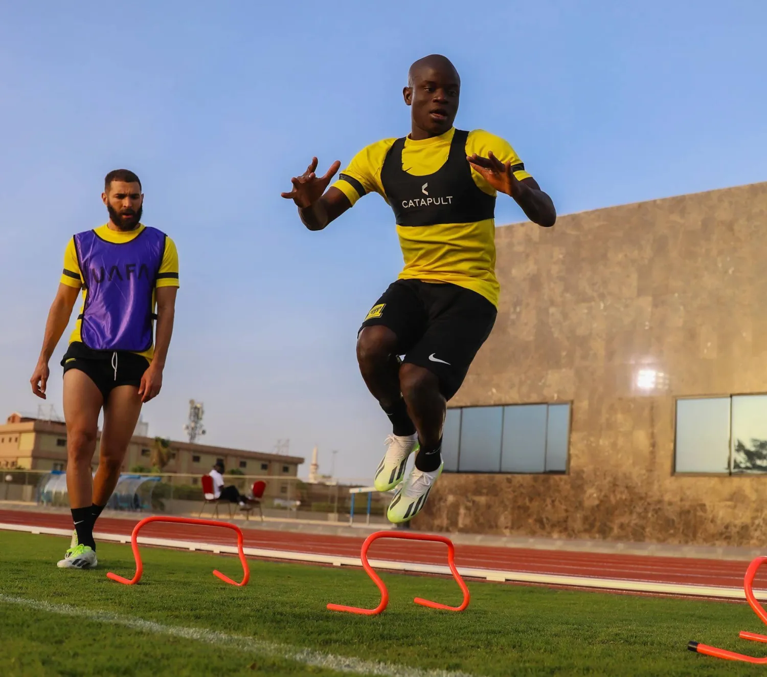 كانتي وبنزيمة في تدريبات الإتحاد الأخيرة استعدادا للبطولة (نادي الإتحاد)