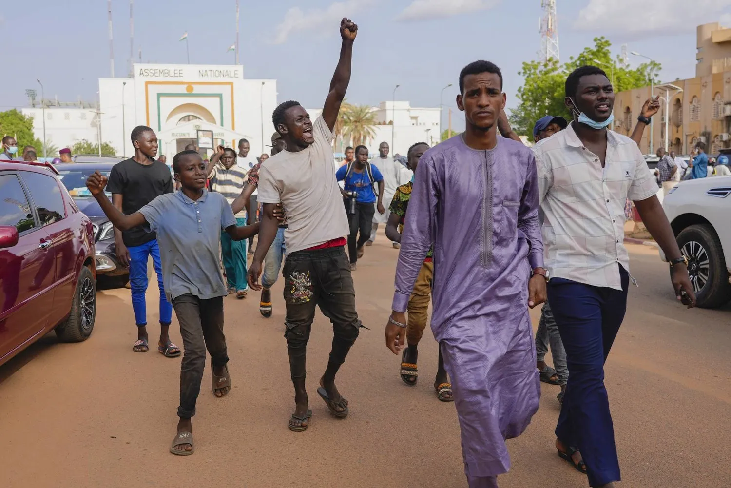 Göstericiler başkent Niamey'de Cumhurbaşkanı Mohamed Bazoum'un cumhurbaşkanlığı muhafızları tarafından alıkonulmasını protesto etti (AP)