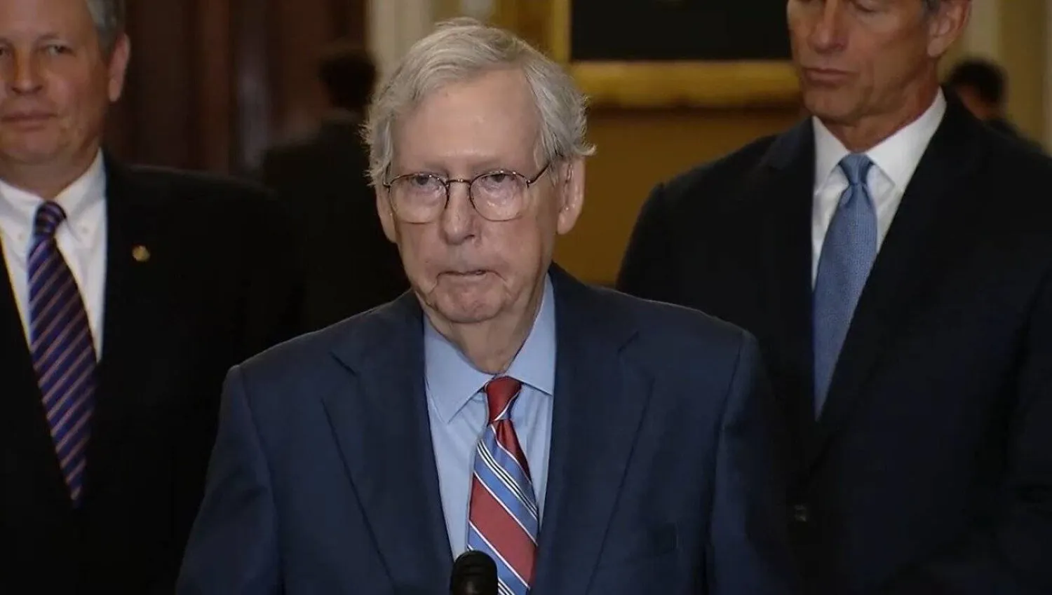 زعيم الجمهوريين ميتش ماكونيل تجمد أمام شاشات الكاميرات خلال مؤتمر صحافي