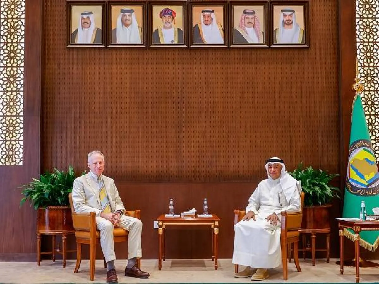 الأمين العام لمجلس التعاون الخليجي خلال استقباله السفير الأميركي لدى السعودية (مجلس التعاون الخليجي)