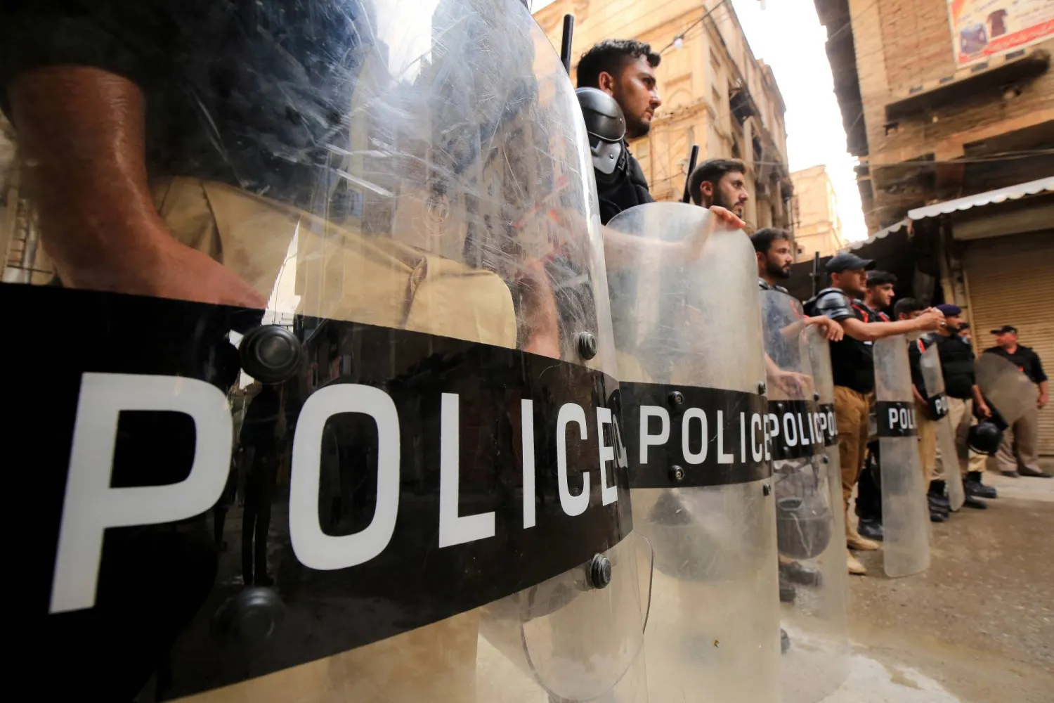 رجال الشرطة يقفون في حراسة لتأمين موكب إحياء ذكرى شهر محرم الشهر الأول من التقويم الإسلامي في بيشاور (باكستان) (إ.ب.أ)