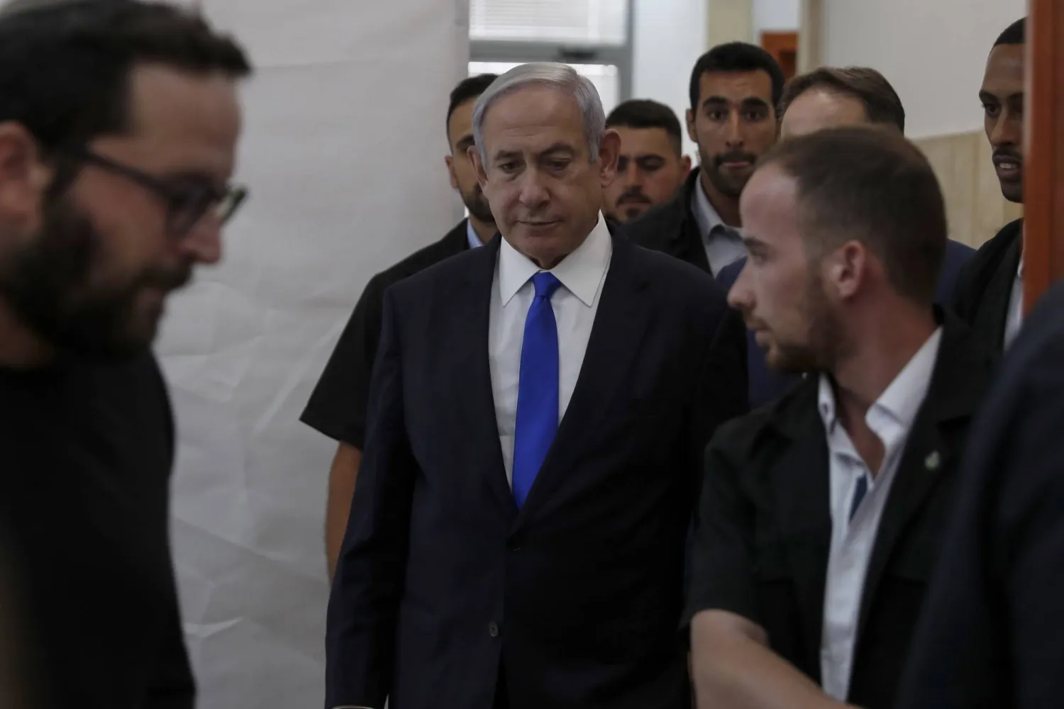 رئيس الوزراء الإسرائيلي بنيامين نتنياهو يصل إلى المحكمة الجزئية للمحاكمة الجارية ضده في القدس يونيو الماضي (إ.ب.أ)