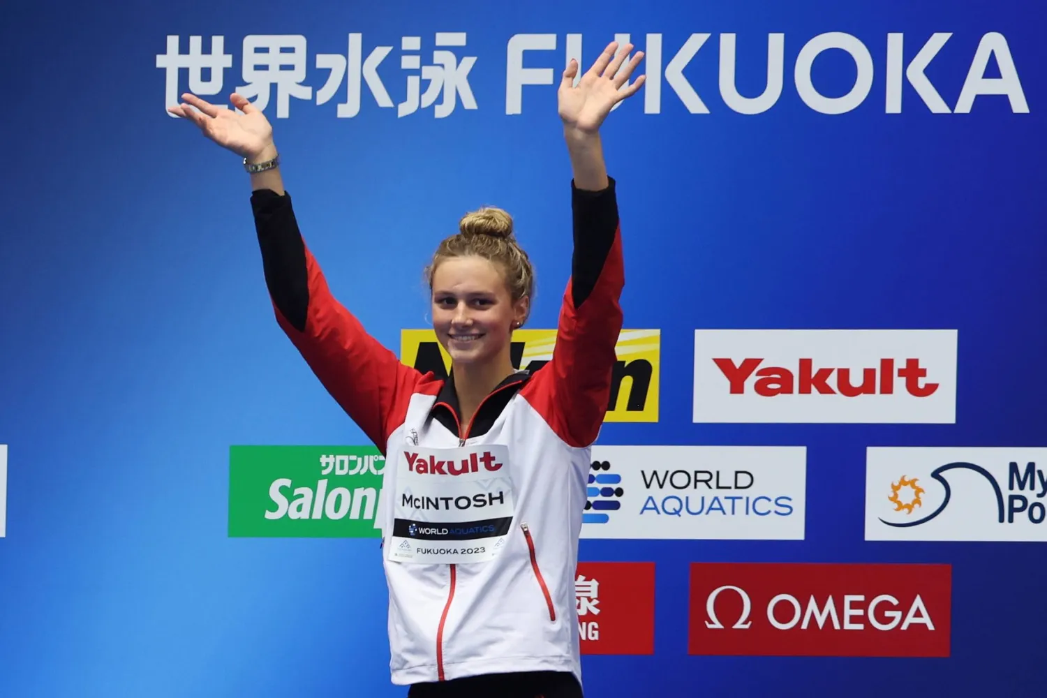 الكندية سامر ماكينتوش فازت بلقب 200 م فراشة (إ.ب.أ)