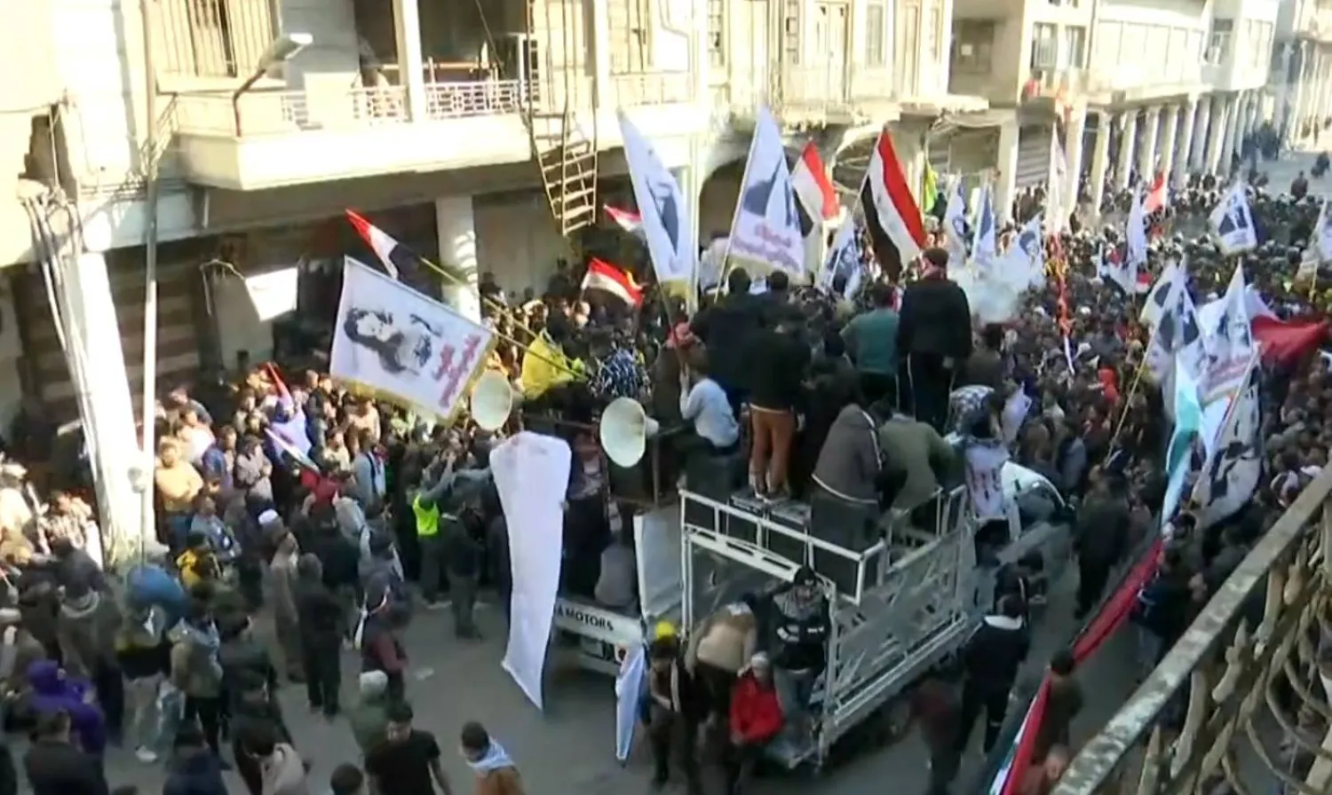 لقطة من فيديو للمتظاهرين أمام «البنك المركزي العراقي»