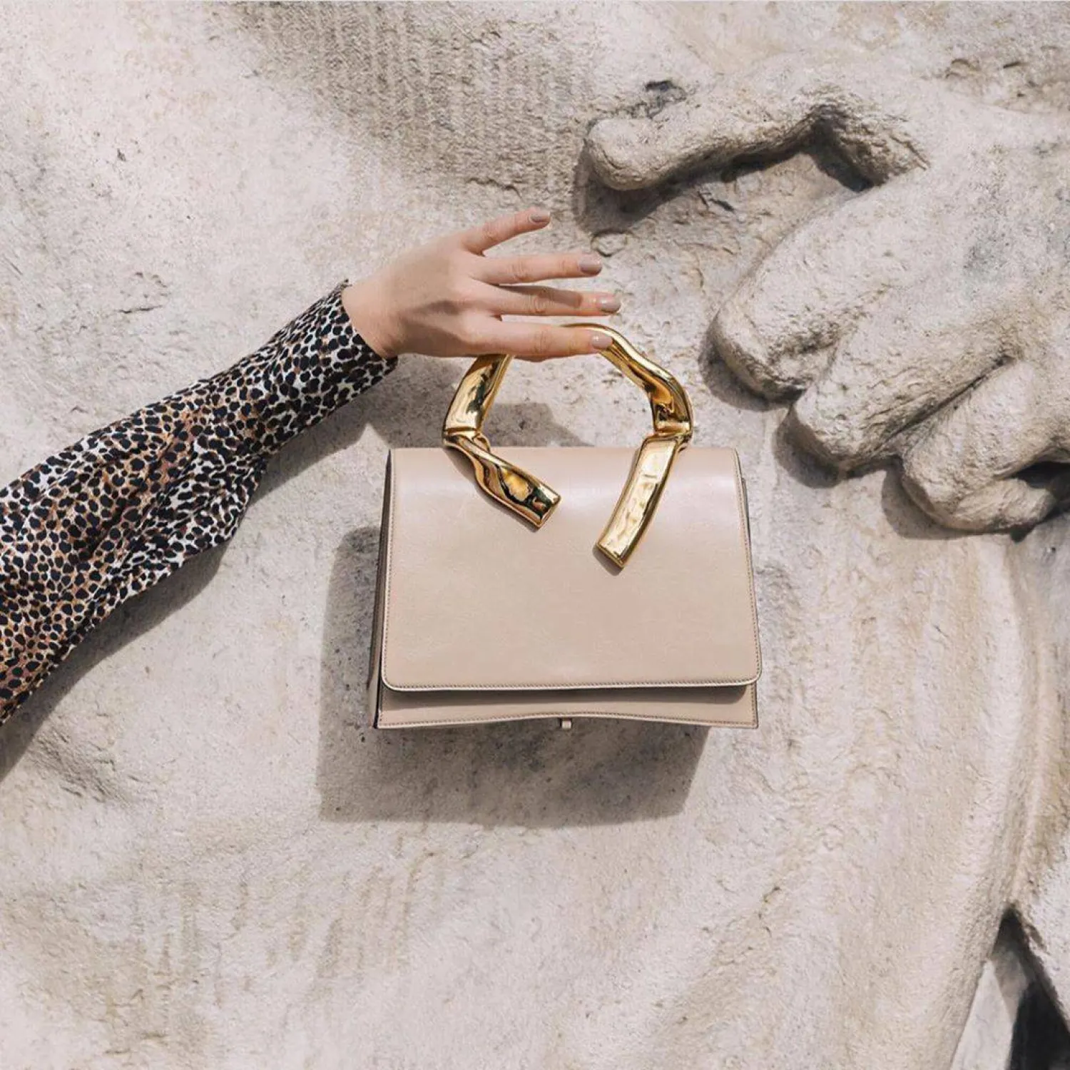 النسخة الجديدة من حقيبة «أومبرانت» كانت بمثابة كابوس للحرفيين نظراً لتعقيداتها (ليترونج)