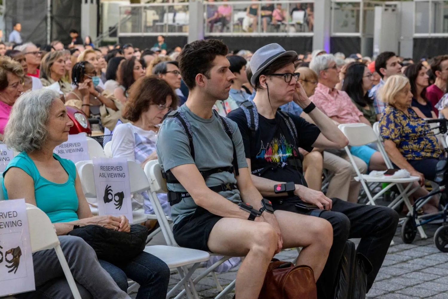 بعض الصم يرتدون السترات اللمسية خلال حفل موسيقي (أ.ف.ب)