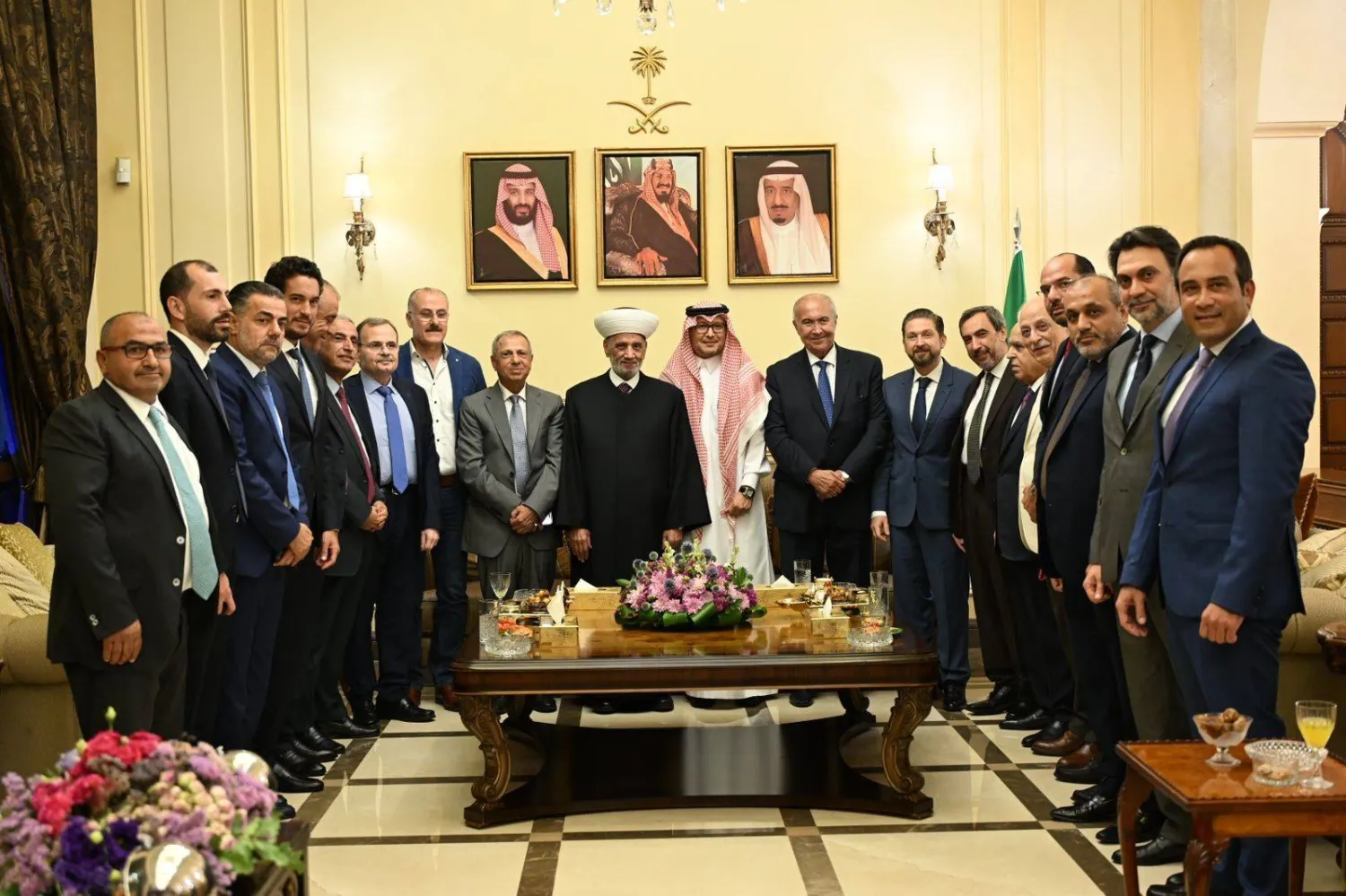 المفتي دريان والسفير بخاري والنواب السنة الذين حضروا اللقاء (الشرق الأوسط)