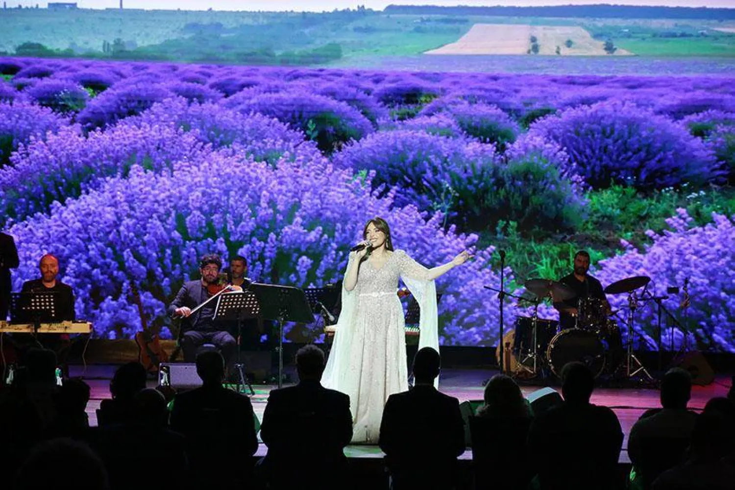 غنت للحب والحياة