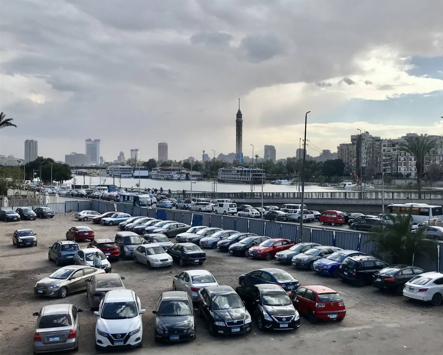 مصريون يواجهون مشكلة في تحمل تكاليف اقتناء سيارة (تصوير: عبد الفتاح فرج)