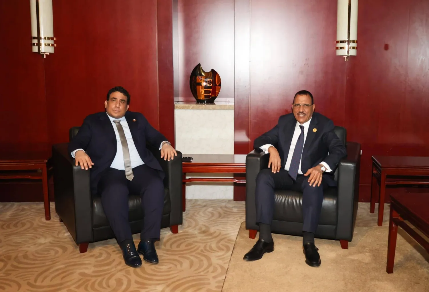 من لقاء سابق يجمع رئيس النيجر محمد بازوم ومحمد المنفي رئيس المجلس الرئاسي الليبي بمقر الاتحاد الأفريقي (المجلس الرئاسي)