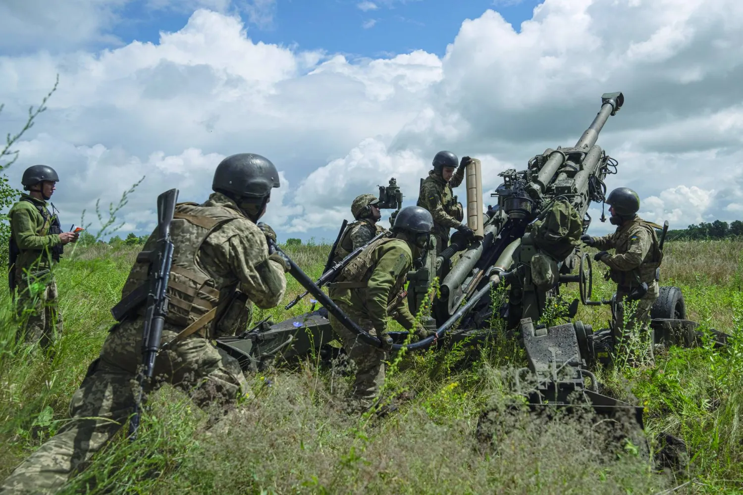  جنود أوكرانيون يقومون بقصف مواقع للقوات الروسية في خاركيف (أ.ب)