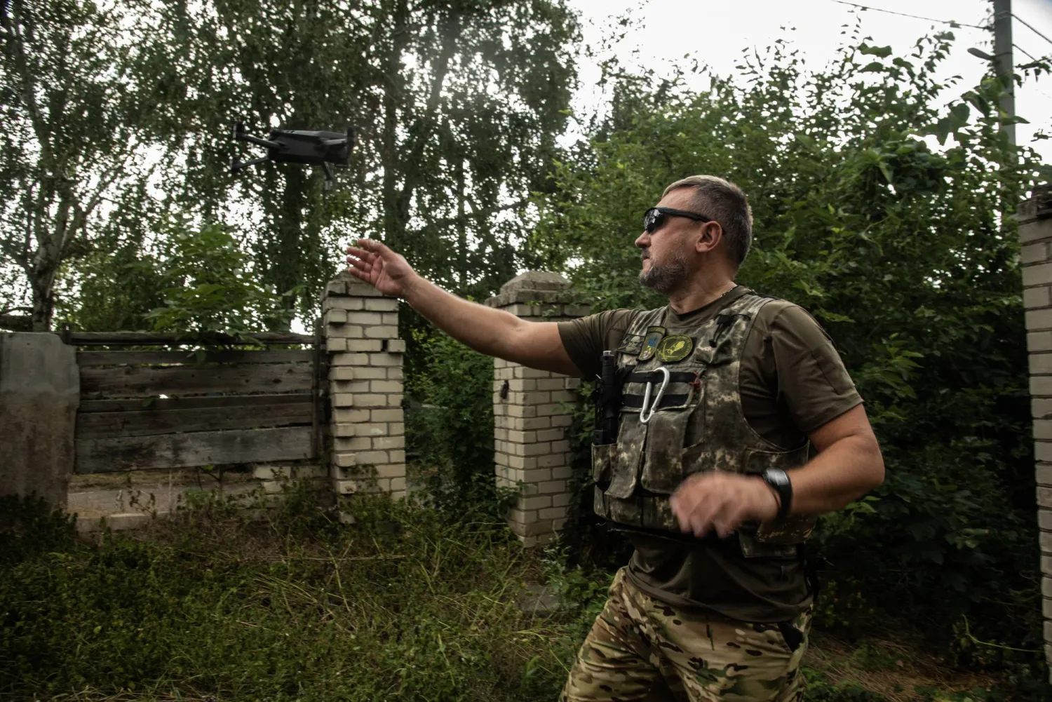 جندي أوكراني من سرية المسيرات العسكرية قرب خيرسون (د.ب.أ)