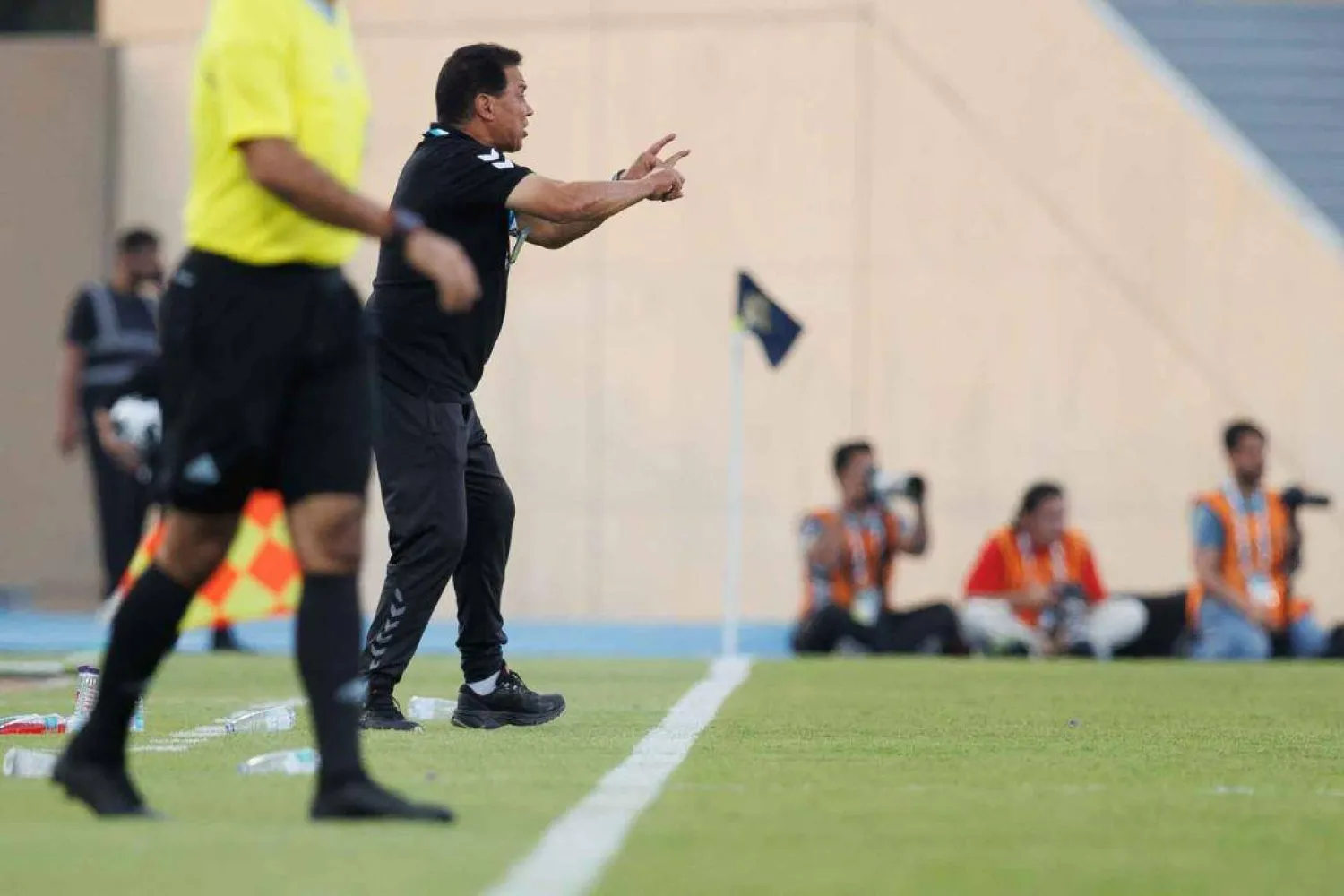 البدري يوجه لاعبي الصفاقسي خلال المواجهة (تصوير: عبدالله الفالح)