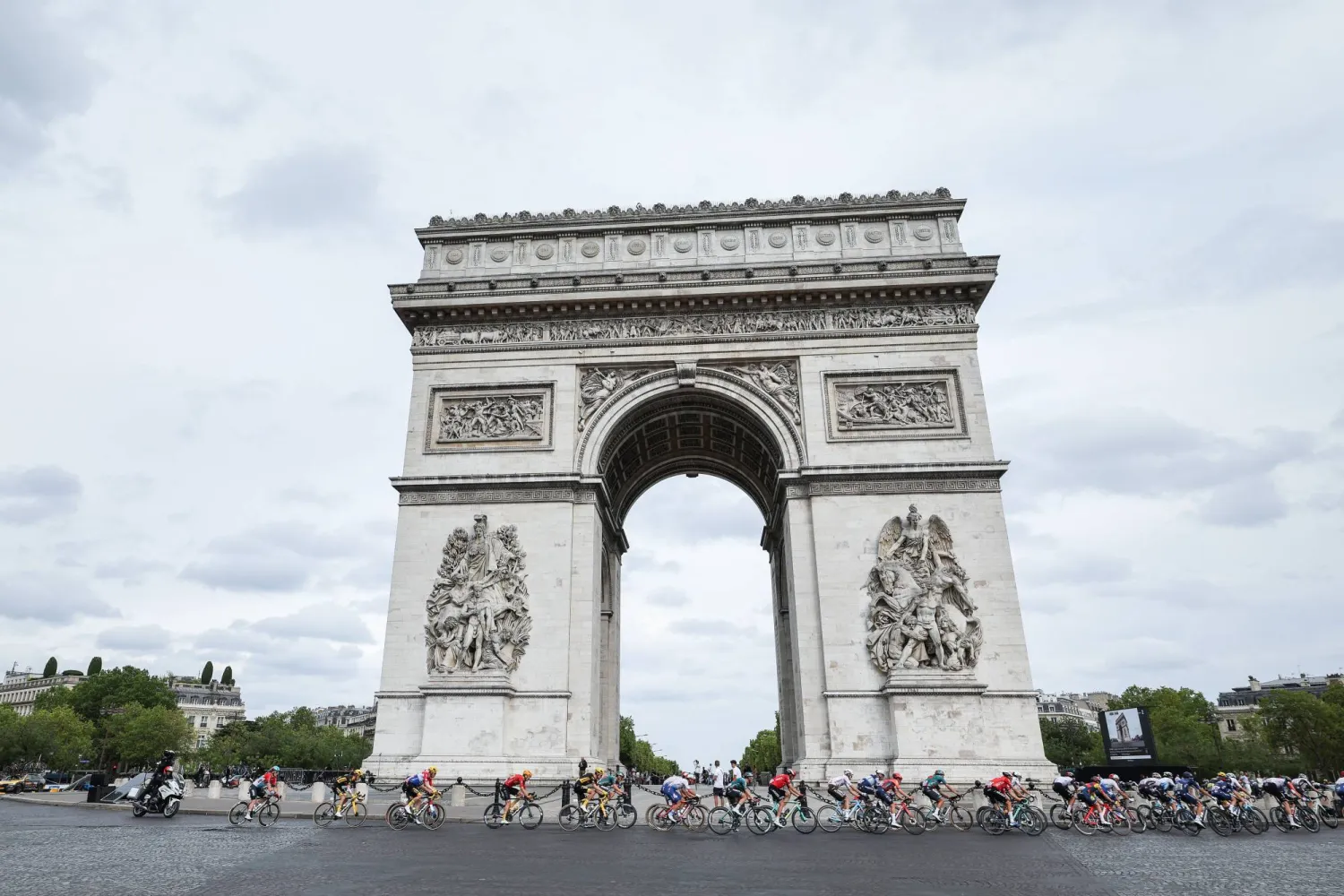 دراجون يمرون أمام قوس النصر وسط العاصمة الفرنسية باريس خلال سباق «تور دي فرانس»... بينما سجل اقتصاد البلاد نموا فصليا فاق التوقعات (د.ب.أ)