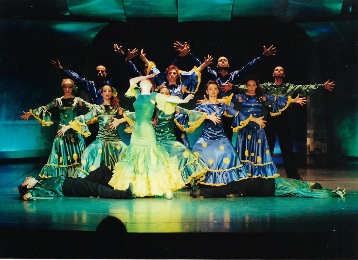 من عروض الراقصة أماني مع فرقتها (حسابها الشخصي)