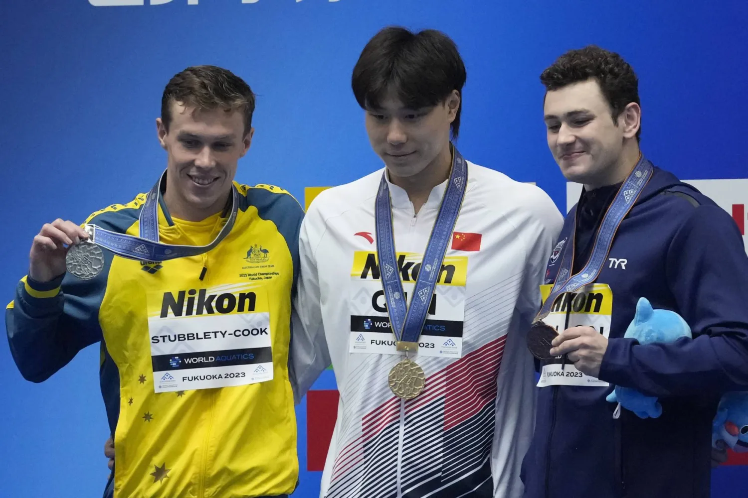 كوين خلال التتويج بالذهبية (أ.ب)