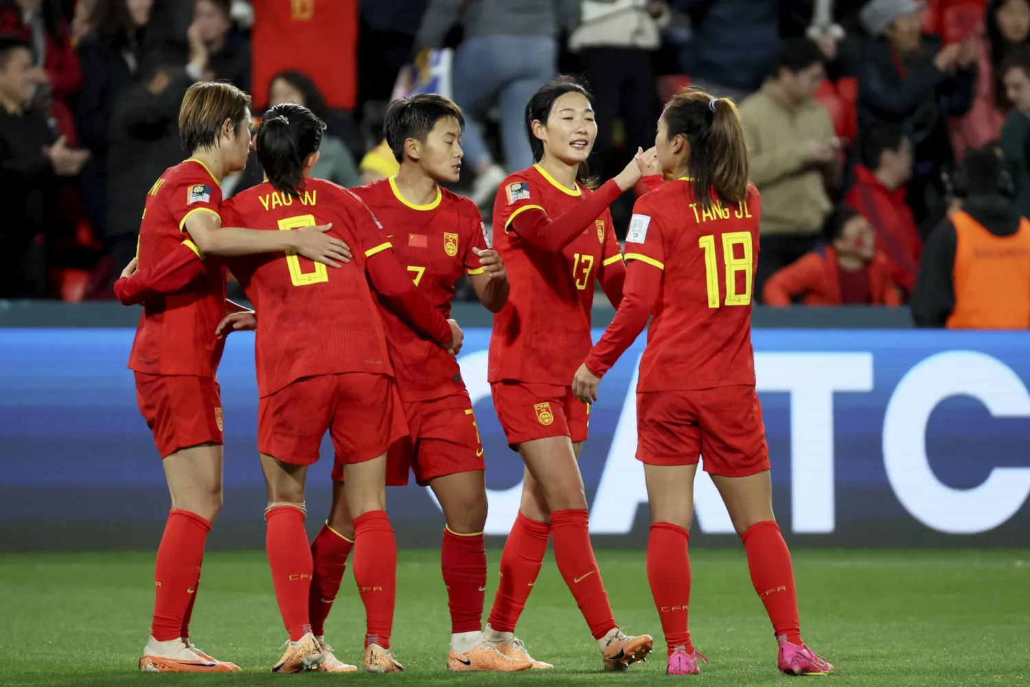 فرحة صينية رغم أن المنتخب لعب منقوصاً عند الدقيقة 29 من المباراة (أ.ب)