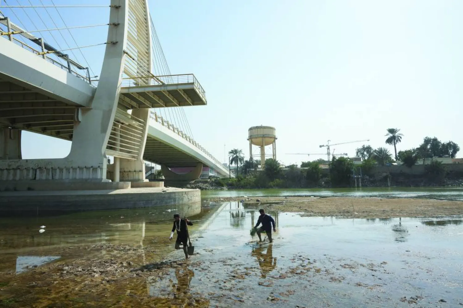 مشهد من مدينة العمارة يُظهر مدى انحسار مياه نهر الفرات (رويترز)