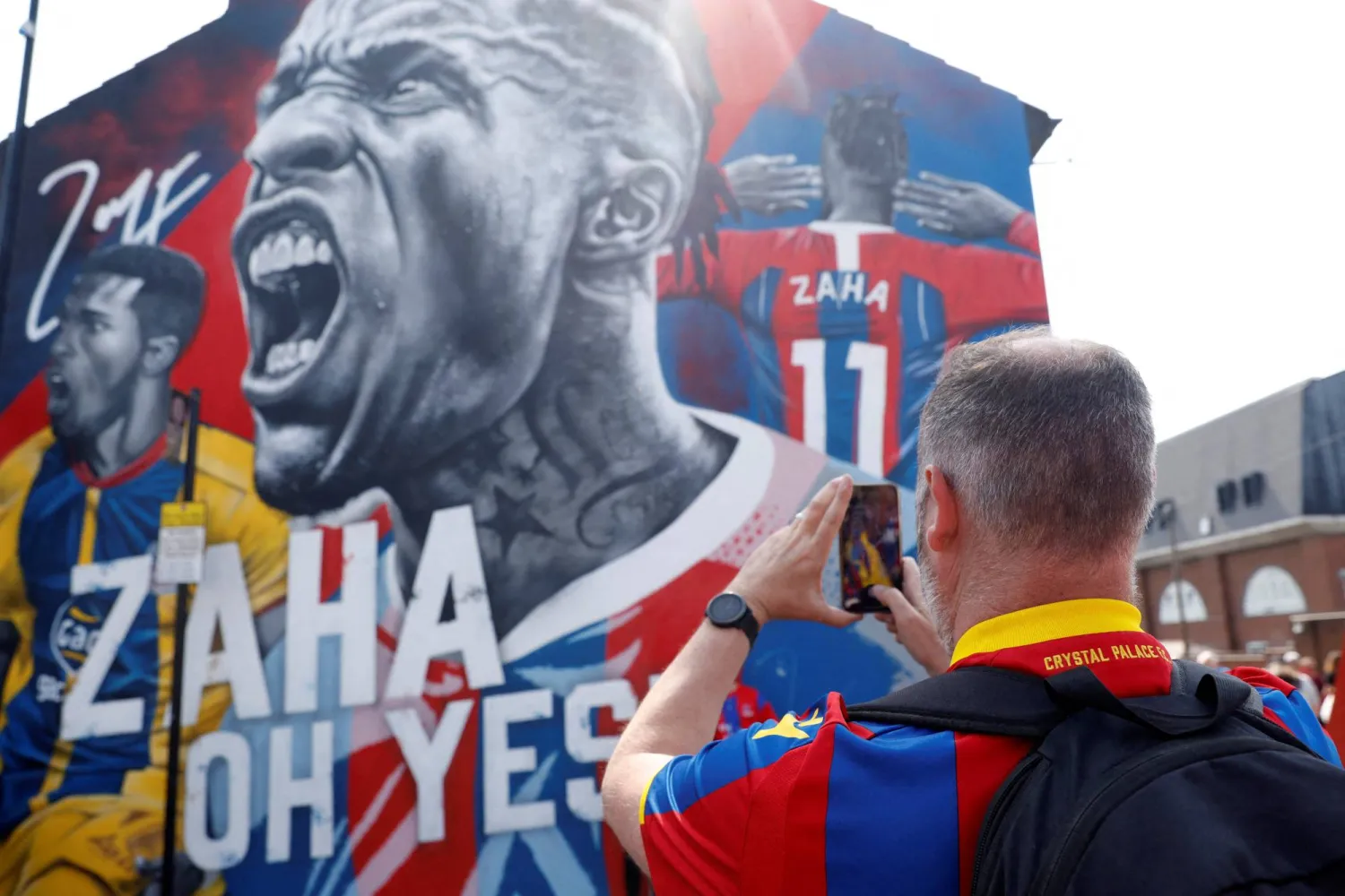 لوحة جدارية لأكثر احتفالات زاها شهرة في مدخل  نادي  كريستال بالاس (رويترز)