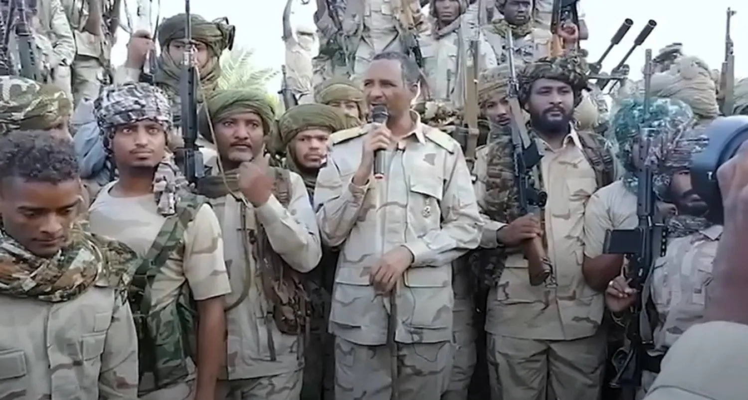  صورة من مقطع فيديو نشرته قوات الدعم السريع على فيسبوك لدقلو متحدثا الى مقاتليه 