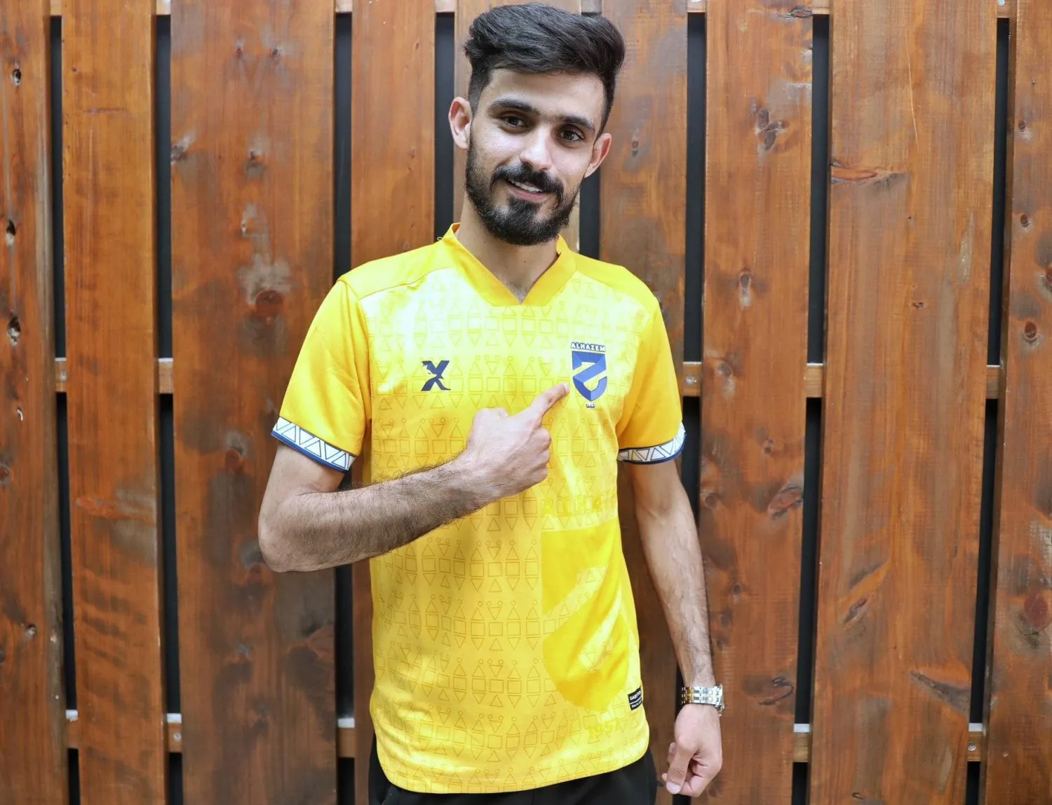 المزيريب مرتدياً قميص الحزم بعد توقيع العقد (نادي الحزم)