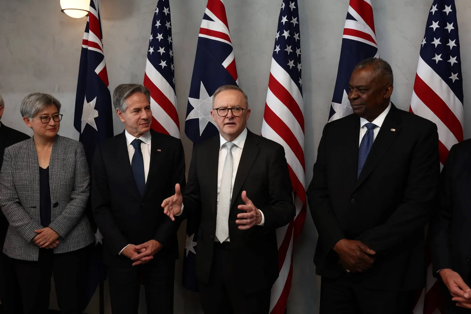 من اليسار: وزيرة الخارجية الأسترالية بيني وونغ، وزير الخارجية الأميركي أنتوني بلينكن، رئيس الوزراء الأسترالي أنطوني ألبانيز، وزير الدفاع الأميركي لويد أوستن في بريزبن (د.ب.أ)
